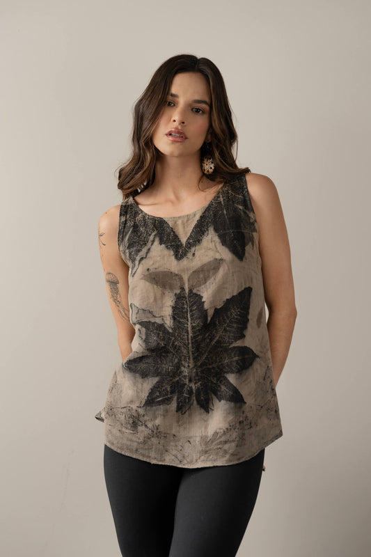 Blusa Ricino en bosque de hojas